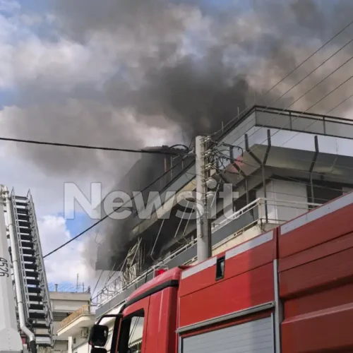 Μεγάλη φωτιά σε διαμέρισμα στο Χαϊδάρι: Απεγκλωβισμός ατόμων – Καίγονται δύο όροφοι