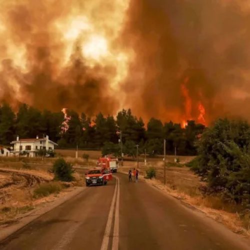 Μια καναδική πόλη σχεδόν ερημώνει καθώς μαίνονται πυρκαγιές
