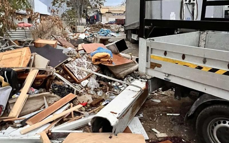 Εριχναν ανεξέλεγκτα από μπάζα μέχρι καπνοδόχους σε περιοχή του Αιγάλεω – Δύο συλλήψεις