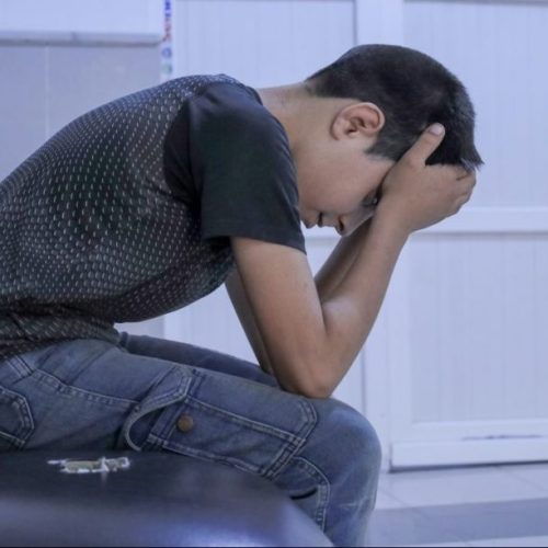 Φρίκη: Τρεις έφηβοι βασάνισαν 15χρονο με αναπηρία – Του ξύρισαν το κεφάλι και έσβησαν πάνω του τσιγάρο