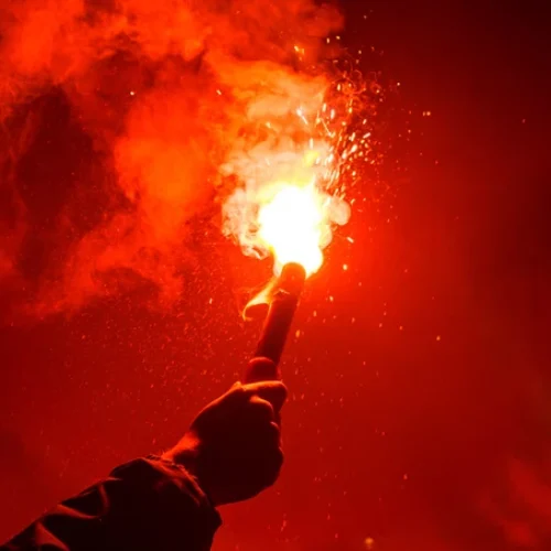 Μικροί εμπρηστές! Δύο ανήλικοι έβαλαν φωτιά σε σχολικό συγκρότημα με έναν πυρσό