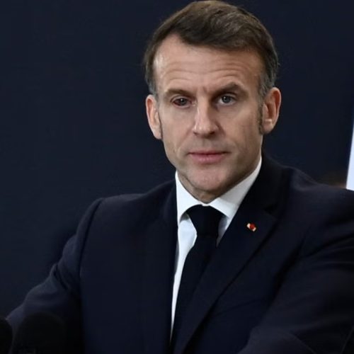 Ο Μακρόν αστειεύεται για το  μάτι του κατά την ομιλία προς τις ένοπλες δυνάμ