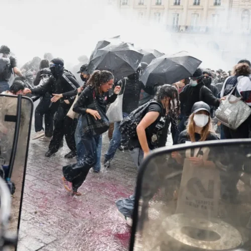Γαλλία: Η μαθητική οργή γίνεται κοινωνική εξέγερση