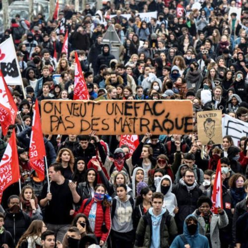 Οργή μαθητών στη Γαλλία με δεκάδες χιλιάδες να διαδηλώνουν στις μεγάλες πόλεις – Σφοδρές οδομαχίες και εκατοντάδες συλλήψεις