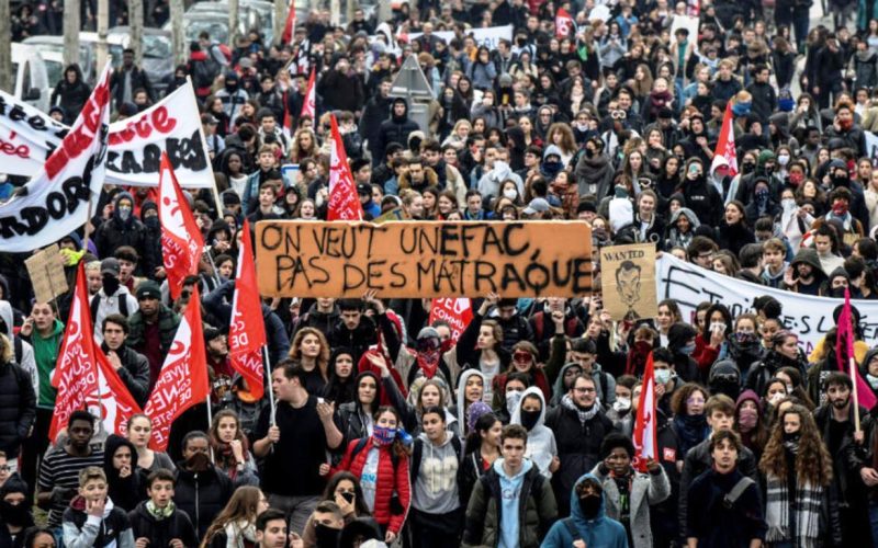 Οργή μαθητών στη Γαλλία με δεκάδες χιλιάδες να διαδηλώνουν στις μεγάλες πόλεις – Σφοδρές οδομαχίες και εκατοντάδες συλλήψεις