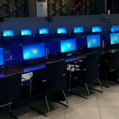 Συλλήψεις και κατασχέσεις μετά από έφοδο σε κατάστημα με «φρουτάκια»