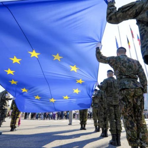 Έτοιμος να στείλει «πανευρωπαϊκό στρατό» στη Γαλλία ο Μακρόν