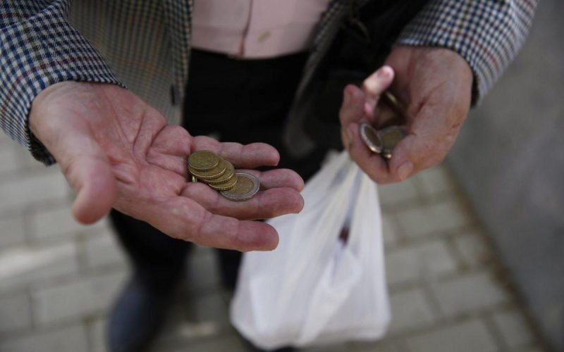 Οικονομική ασφυξία για εκατομμύρια πολίτες: 7 στους 10 δεν τα βγάζουν πέρα