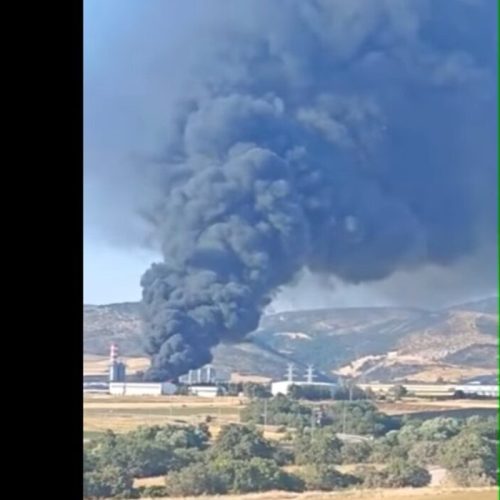 [ΕΚΤΑΚΤΟ] Μαύρος καπνός καλύπτει τον ουρανό – Μεγάλη φωτιά σε βιοτεχνία ανακύκλωσης (ΒΙΝΤΕΟ)