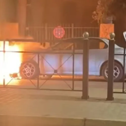 Αυτοκίνητο τυλίχθηκε στις φλόγες και κάηκε ολοσχερώς! (Βίντεο)