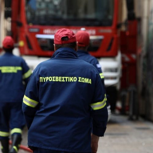 «ΦΩΤΙΑ» σε διαμέρισμα – «Με αναπνευστικά προβλήματα» ηλικιωμένος και αστυνομικός