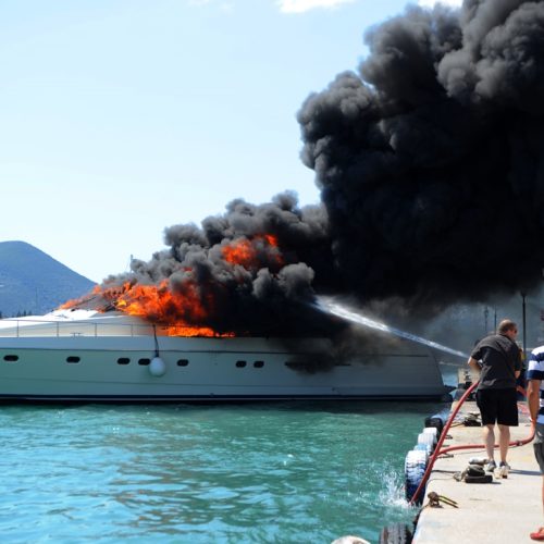 Πυρκαγιά σε αγκυροβολημένη θαλαμηγό και σε μικρό σιτιοφόρο σκάφος στο λιμάνι του Νυδριού Λευκάδας την Κυριακή 28 Αυγούστου 2016. Η θαλαμηγός με ελληνικό πλήρωμα εγκατέλειψε οριακά το σκάφος που είχε αγκυροβολήσει με μηχανικό πρόβλημα, όπου κι από το μηχανοστάσιο ξεκίνησε κι η πυρκαγιά. Η φωτιά πήρε γρήγορα μεγάλες διαστάσεις με αποτέλεσμα να μεταδοθεί σε παρακείμενο ιστιοφόρο.
(EUROKINISSI)