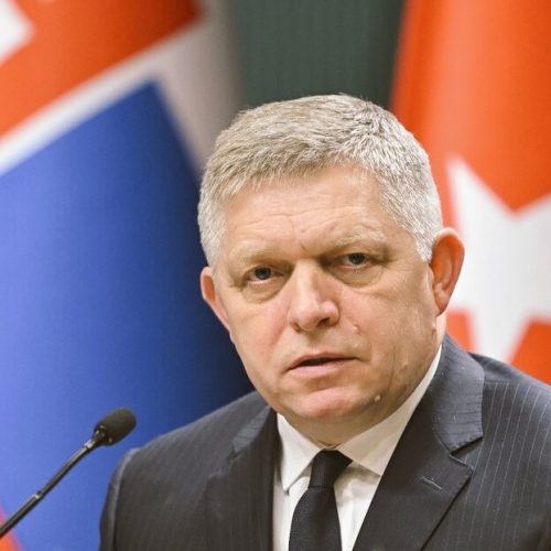 Ο ΦΙΤΣΟ ΠΕΤΑΕΙ ΣΤΟΝ “ΚΑΛΑΘΟ” ΤΗΝ “ΧΟΥΝΤΑ” ΤΗΣ Ε.Ε. KAI ΦΕΡΝΕΙ ΣΤΗΝ ΧΩΡΑ ΤΟΥ ΤΗΝ “ΔΗΜΟΚΡΑΤΙΑ”