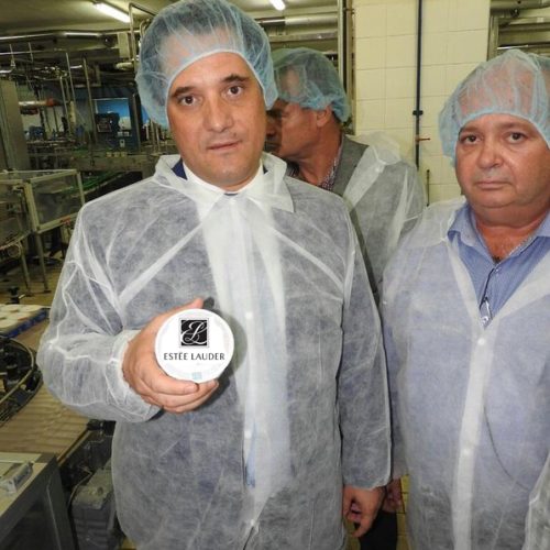 ΠΡΟΚΑΛΕΙ Ο ΑΔΩΝΗΣ ΓΕΩΡΓΙΑΔΗΣ ΤΟΝ ΕΛΛΗΝΑ ΠΟΥ ΥΠΟΦΕΡΕΙ: ” ΚΑΙ ΜΑΛΛΙΑ ΕΒΑΛΑ ΚΑΙ ΜΠΟΤΟΞ ΕΚΑΝΑ , ΒΑΖΩ ΚΑΙ ΚΡΕΜΕΣ..”