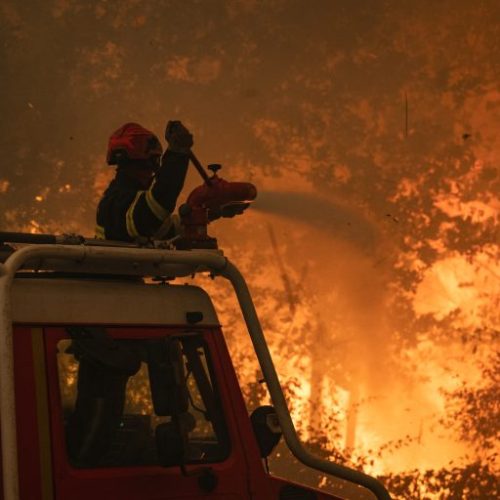 Πύρινος εφιάλτης σε Γαλλία και Ισπανία:  Nέα μέτωπα πυρκαγιών προκαλούν μαζικές απομακρύνσεις κατοίκων