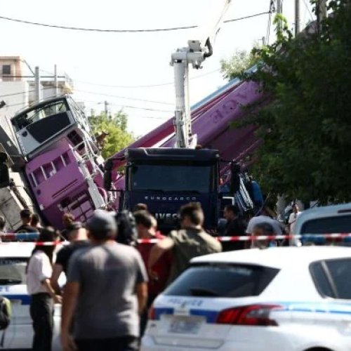 «ΠΑΝΙΚΟΣ» στο Περιστέρι – Τί έκανε η γυναίκα, όταν ο γερανός «ΚΑΤΑΠΛΑΚΩΣΕ» το διαμέρισμά της