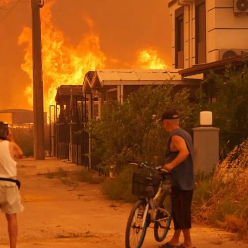 Τεράστια φωτιά στη Σμύρνη – Εκκενώθηκαν περιοχές, «κάηκαν σπίτια»