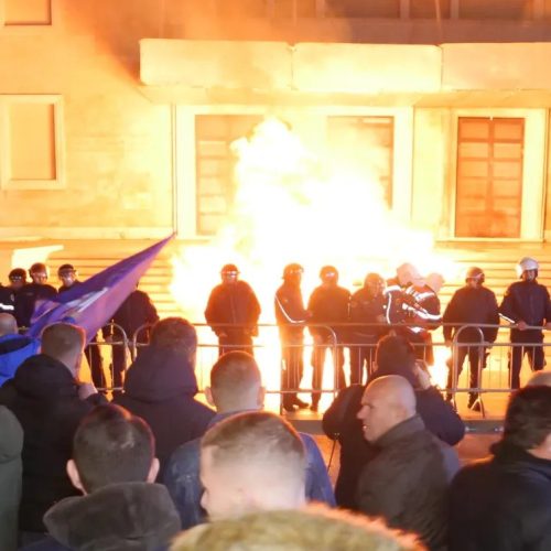 Αλβανία: Επίθεση με μολότοφ στο πρωθυπουργικό γραφείο εν μέσω διαδηλώσεων κατά της διαφθοράς