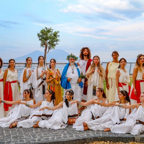 Ελλάδα ξανά στη Νάπολη – Οι Ιταλοί ντύθηκαν αρχαίοι Έλληνες και τίμησαν τους ιδρυτές τους! (ΒΙΝΤΕΟ-ΦΩΤΟ)