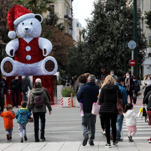 Εορταστικό ωράριο 2025: Όλα τα καταστήματα ανοιχτά και οι Κυριακές που λειτουργούν