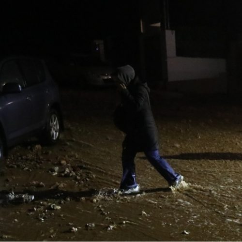 Καλλιάνος: Για 40 χρόνια δεν έχει ξανασυμβεί κάτι αντίστοιχο στην Άνω Γλυφάδα, σε λίγες ώρες έπεσε σχεδόν το μισό ετήσιο ύψος βροχής της περιοχής Για 175 χιλιοστά βροχής στην περιοχή που σαρώθηκε από τα ορμητικά νερά κάνει λόγο ο μετεωρολόγος και βουλευτής της ΝΔ  Καλλιάνος: Για 40 χρόνια δεν έχει ξανασυμβεί κάτι αντίστοιχο στην Άνω Γλυφάδα, σε λίγες ώρες έπεσε σχεδόν το μισό ετήσιο ύψος βροχής της περιοχής Για κατάσταση που «για 40 χρόνια δεν έχει ξανασυμβεί κάτι αντίστοιχο» κάνει λόγο ο μετεωρολόγος Γιάννης Καλλιάνος σε ανάρτησή του για την περιοχή της Άνω Γλυφάδας που έχασε τη ζωή της η 56χρονη γυναίκα το βράδυ της Τετάρτης λόγω της κακοκαιρίας.  Σύμφωνα με τον ίδιο, «σε λίγες μόνο ώρες έπεσαν πάνω από 175 χιλιοστά βροχής στη Γλυφάδα, σχεδόν το μισό ετήσιο ύψος βροχής της περιοχής».  «Η ατμόσφαιρα μυρίζει χώμα, λάσπη, καταστροφή. Μυρίζει πόλεμο. Δεν υπερβάλω» καταλήγει ο βουλευτής της ΝΔ παραθέτοντας δύο φωτογραφίες από το πριν και μετά της περιοχής στην Άνω Γλυφάδα που σαρώθηκε από τα ορμητικά νερά.    Όλη η ανάρτηση του Γιάννη Καλλιάνου για την Άνω Γλυφάδα  Δύο φωτογραφίες… Το ίδιο ακριβώς σημείο της οδού Μετσόβου, στη γειτονιά μου, στην Άνω Γλυφάδα. Εκεί όπου μεγάλωσα. Η πρώτη εικόνα είναι το «πριν». Η δεύτερη είναι το «μετά». Πρόκειται για την απόλυτη καταστροφή. Σε λίγες μόνο ώρες έπεσαν πάνω από 175 χιλιοστά βροχής στη Γλυφάδα, σχεδόν το μισό ετήσιο ύψος βροχής της περιοχής. Οι δρόμοι μετατράπηκαν σε χειμάρρους, οι κάτοικοι δεν μπορούν να προσεγγίσουν τα σπίτια τους, η ατμόσφαιρα μυρίζει χώμα, λάσπη, καταστροφή. Μυρίζει πόλεμο. Δεν υπερβάλω.  Για 40 χρόνια δεν έχει ξανασυμβεί κάτι αντίστοιχο εδώ. Σήμερα χάθηκαν δύο ανθρώπινες ζωές. Μια γυναίκα εδώ, στη γειτονιά μου, στην Άνω Γλυφάδα και ένας άνδρας στο Άστρος Κυνουρίας. Οι εικόνες μιλούν από μόνες τους. Και δυστυχώς, σήμερα, μίλησαν πολύ δυνατά.
