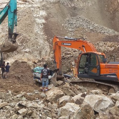 Ινδονησία: Τουλάχιστον 10 νεκροί μετά από «κατολίσθηση» σε λατομείο (Φώτο-Βίντεο)!