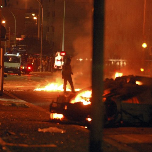 Δύο νεκροί, 559 συλλήψεις και 692 πυρκαγιές στη Γαλλία μετά τη νίκη της Παρί
