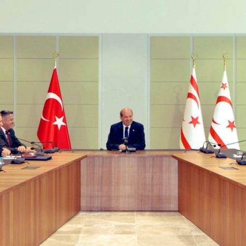 Η σημαία της κατοχής στο φόντο – Πότε αναγνωρίσαμε τα τετελεσμένα;