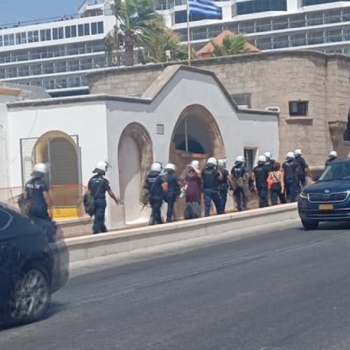 Στον εισαγγελέα 8 πολίτες της Ρόδου – Με εφαρμογή του αντιρατσιστικού [ΒΙΝΤΕΟ]