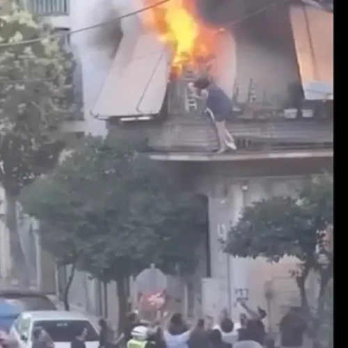 «Πήδα γιαγιά θα σε πιάσω»: Η δραματική στιγμή που η ηλικιωμένη πηδάει από το μπαλκόνι για να σωθεί από τη φωτιά