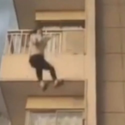 Πύρινος ΕΦΙΑΛΤΗΣ σε πολυκατοικία – Έπεσε για να σωθεί, αλλά δεν τα κατάφερε (Βίντεο)