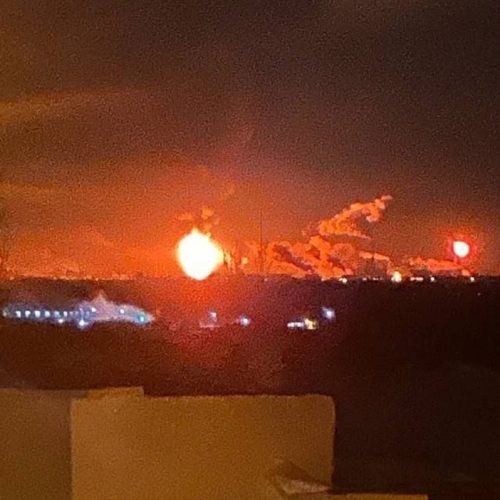 (ΒΙΝΤΕΟ) Πυρκαγιά στο διυλιστήριο Lukoil-Ukhtaneftepererabotka στη Ρωσία μετά από ουκρανική επίθεση με drone