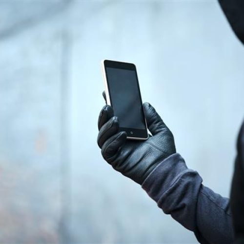 Σε άλλο επίπεδο οι τηλεφωνικές απάτες: «Κλωνοποίησαν» με AI τη φωνή της μητέρας και εξαπάτησαν το παιδί της