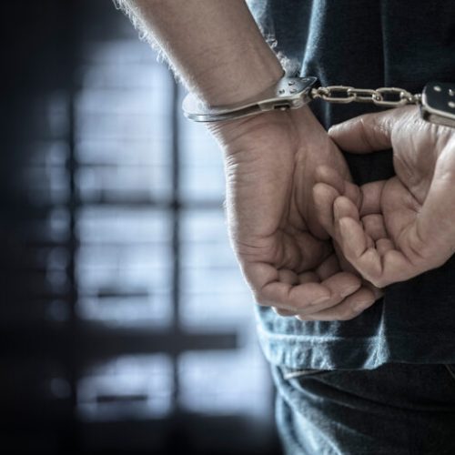 Σοκ στο Σύνταγμα: Χειροπέδες στην εγγονή πασίγνωστου πολιτικού – Βρέθηκαν ναρκωτικά και στιλέτο