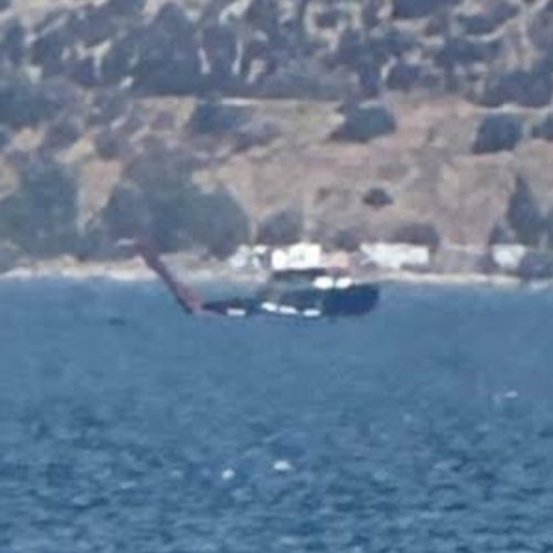 «ΕΙΚΟΝΕΣ-ΓΡΟΘΙΑ» – Εκτός θάλασσας το ελικόπτερο που έπεσε στην Ελευσίνα