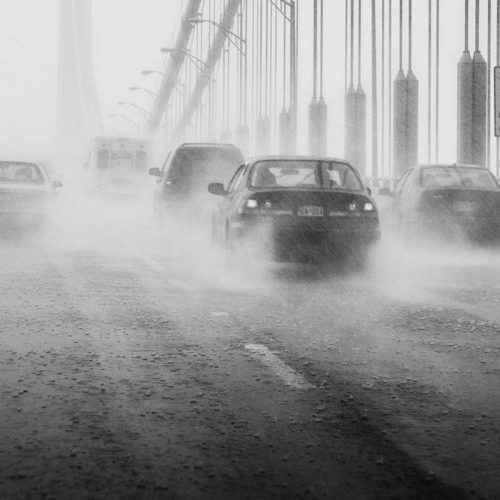 Σκηνές πανικού: Γέφυρα ΚΑΤΑΡΕΕΙ ενώ περνούν οχήματα! [ΒΙΝΤΕΟ]