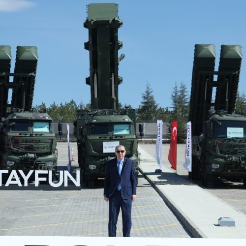 Προκλητικό κρεσέντο Ερντογάν: Υπέγραψε πάνω στον πύραυλο που «σημαδεύει» όλη την Ελλάδα