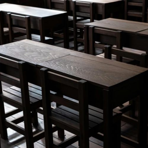 ΕΑΝ ΕΧΕΙΣ ΕΥΘΙΞΙΑ ΠΑΡΑΙΤΗΣΟΥ κ. ΖΑΧΑΡΑΚΗ- ΜΑΘΗΤΕΣ ΔΗΜΟΤΙΚΟΥ ΘΑ ΚΑΝΟΥΝ ΜΑΘΗΜΑ ΣΕ ΓΚΑΡΣΟΝΙΕΡΑ ΛΟΓΩ ΕΛΛΕΙΨΗΣ ΤΑΞΕΩΝ!!!