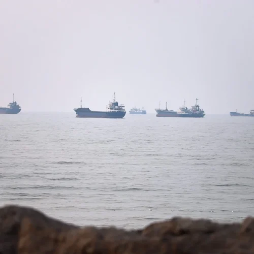 ΗΠΑ και Ιράν αναστέλλουν για δεύτερη ημέρα τις επιθέσεις