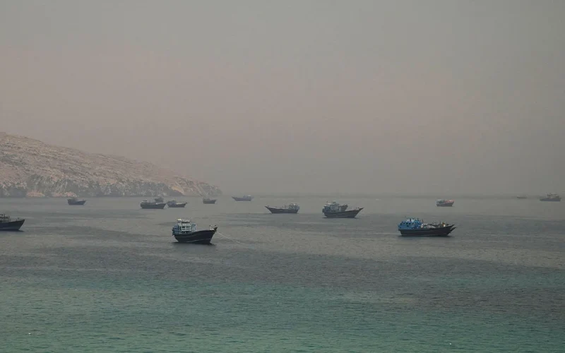 Ιρανικό εμπορικό πλοίο χτυπήθηκε στα ανοικτά του νησιού Κεσμ – Ένας νεκρός, τρεις τραυματίες