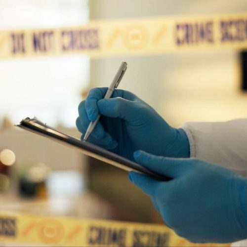 Χανιά: Συνελήφθησαν ιατροδικαστής και τοξικολόγος για αλλοιώσεις αποτελεσμάτων και ψευδείς βεβαιώσεις