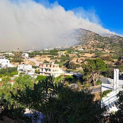 Σε εξέλιξη ο αγώνας με τις φλόγες και τα μποφόρ – Στα όρια οι δυνάμεις πυρόσβεσης – Ενημέρωση από την Πυροσβεστική