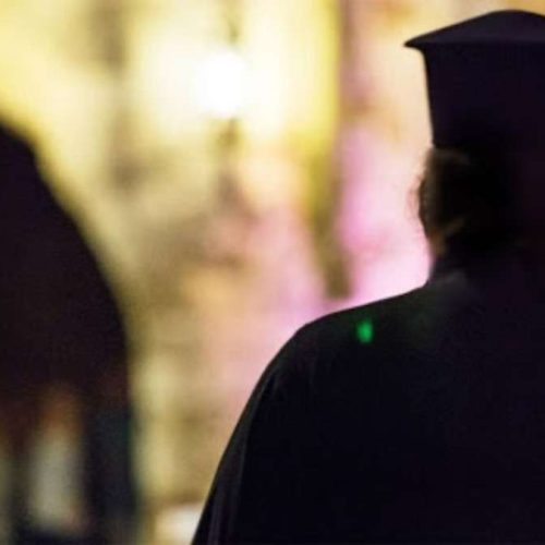 Πάτρα: «Αναζητείται» Ιερέας από την ΕΛ.ΑΣ για φθορές σε οικογενειακό τάφο!