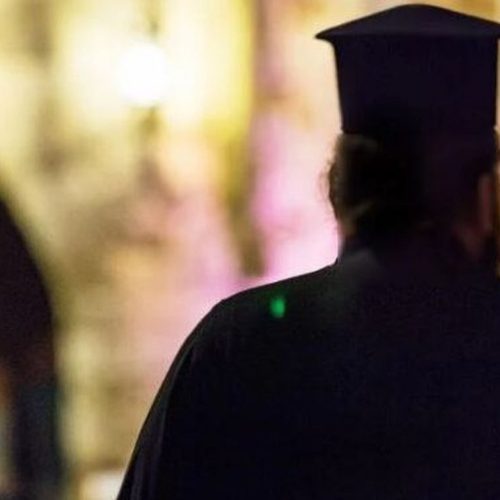 Iερέας – αστυνομικός περιμένει δέκα μήνες για την «απόσπαση» για να δει τα ανήλικα παιδιά του