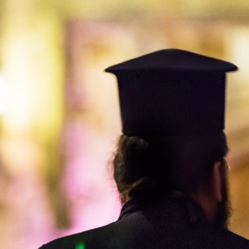 Επεισόδιο με ιερέα στη Λαμία: Πάρκαρε σε διάβαση πεζών και έπιασε από τον λαιμό αστυνομικό που του πήρε τις πινακίδες