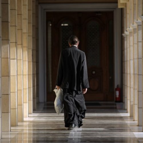 «Τα ράσα δεν κάνουν τον παπά» – Ιερέας συνεργάτης εγκληματιών – Θύμα η γυναίκα που τον εμπιστευόταν