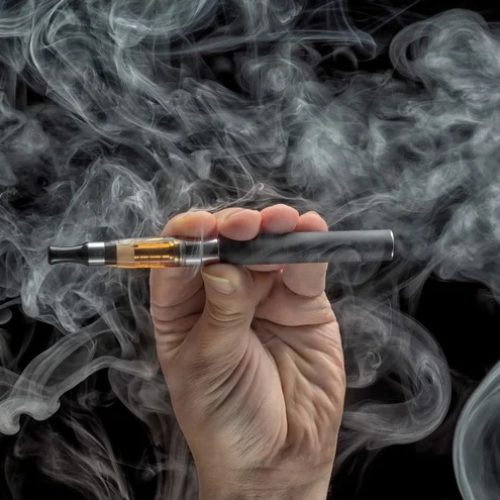 Βόλος: Προκάλεσε «μεγάλη ζημιά» για να κλέψει τρία ηλεκτρονικά τσιγάρα και έναν φορτιστή