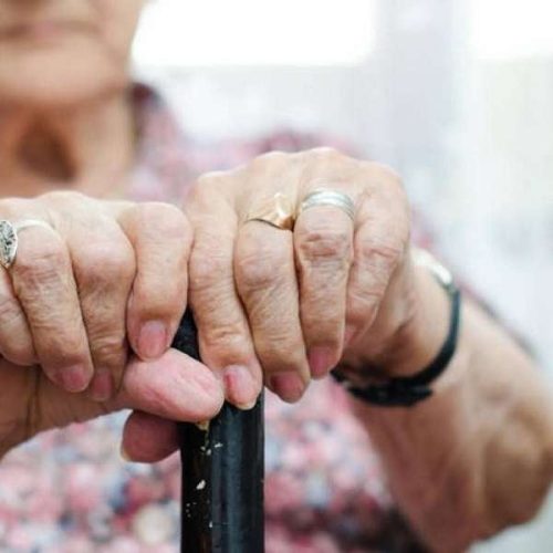 Η Ελλάδα γερνάει και φτωχαίνει – Το αποδεικνύουν οι αριθμοί