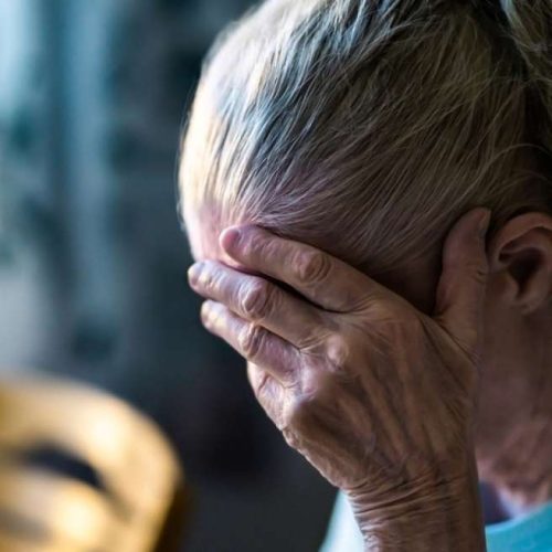 Πειραιάς: 2 άνδρες «επιτέθηκαν» σε 81χρονη μέσα στην επιχείρησή της!
