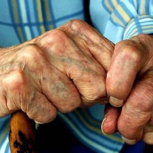Ξυλοκόπησαν γέρο άνθρωπο μέρα μεσημέρι – Τον άφησαν αιμόφυρτο για ένα κινητό!